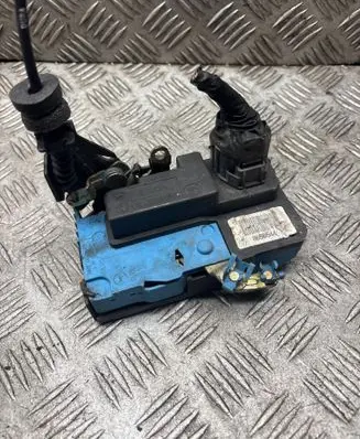 Volvo V70 Front door lock 8650544