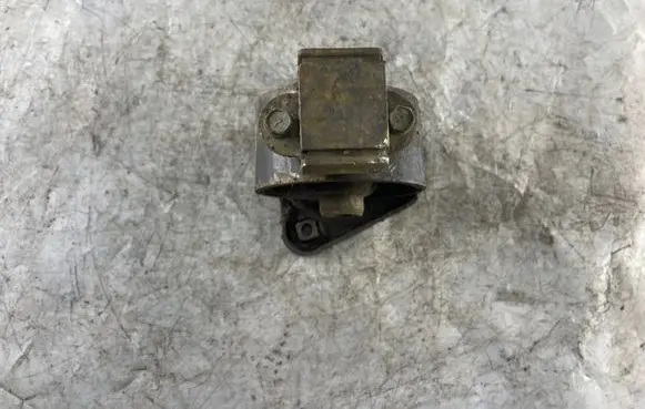Hyundai Santa Fe Engine mount bracket