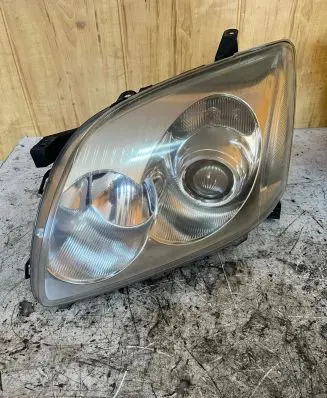 Toyota Avensis T250 Headlight/headlamp