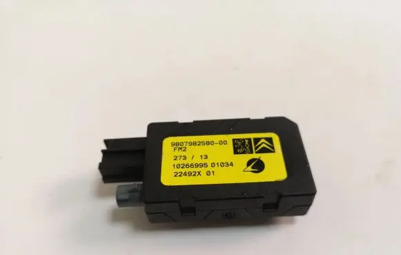 Citroen C4 II Picasso Aerial antenna amplifier 9807982580