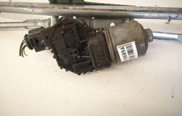 Volkswagen PASSAT B5.5 Wiper motor 0390241528