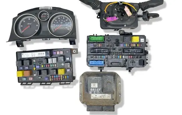 Opel Zafira B Engine ECU kit and lock set 98113173 13206748 13268286