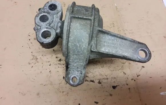 Opel Zafira A Engine mount bracket 90575772YL 90576148YP 90575049