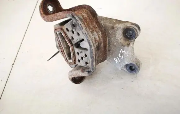 Volkswagen Transporter - Caravelle T5 Engine mount bracket