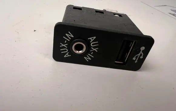 BMW 5 F10 F11 AUX in-socket connector 9237653