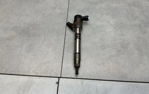 Hyundai Tucson TL Fuel injector 338002A610 0445110589