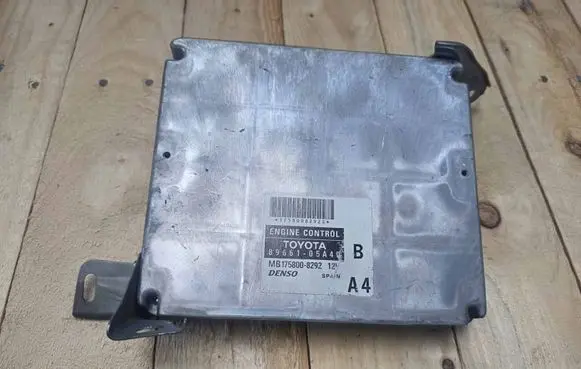 Toyota Avensis T250 Engine control unit/module 8966105A40