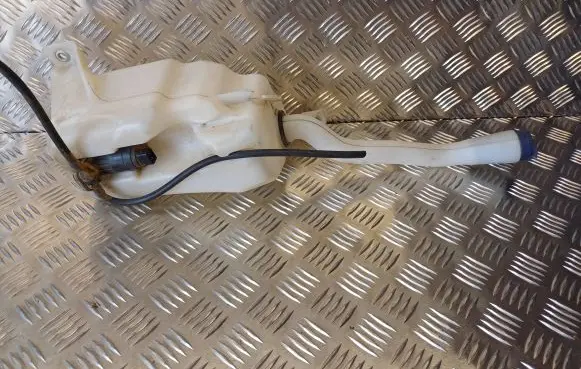 Alfa Romeo Giulietta Windscreen/windshield washer pump 71740942 B805