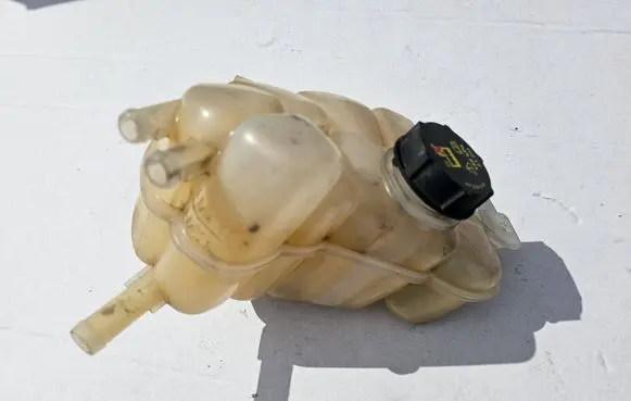 Ford Mondeo MK V Coolant expansion tank/reservoir DG938A080B