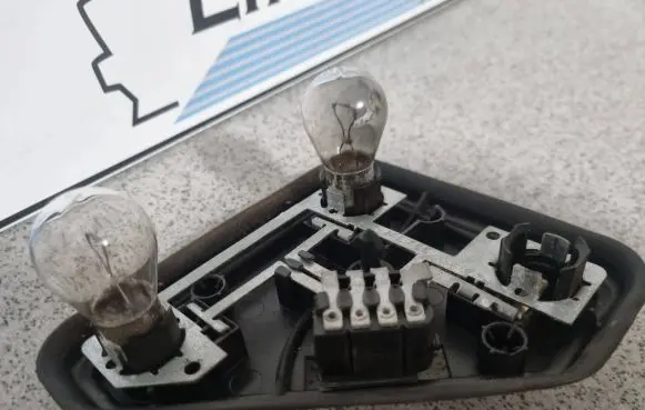 BMW 5 E39 Tail light bulb cover holder 8371325
