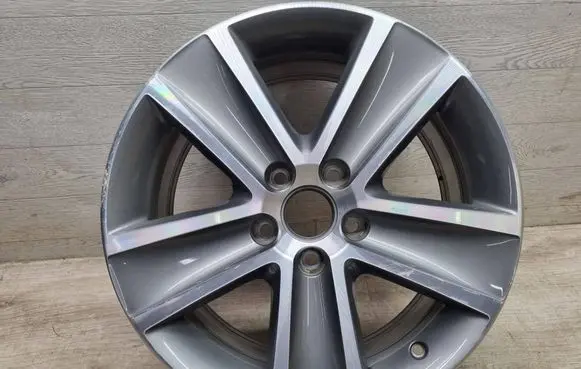 Volkswagen Golf Plus R17 alloy rim 5M0601025A