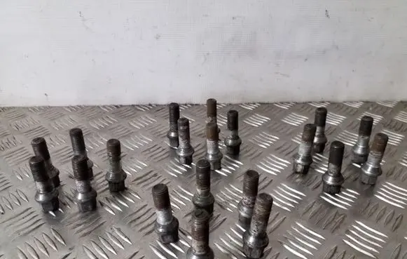 Opel Vivaro Nuts/bolts 