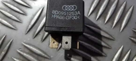 Volkswagen PASSAT B5.5 Other relay 8d0951253a