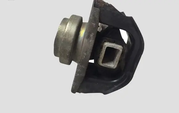 Peugeot 307 Engine mount bracket