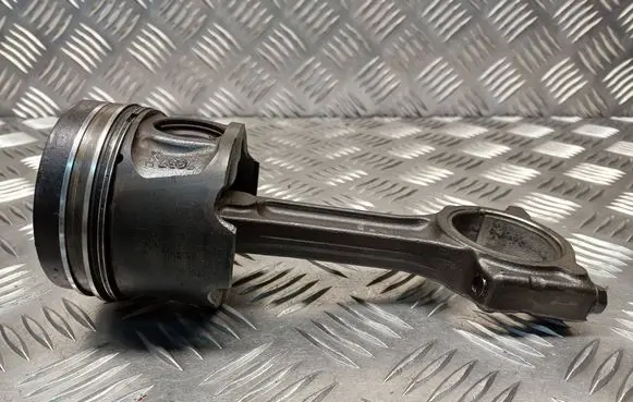 Nissan Qashqai Piston with connecting rod 7657X