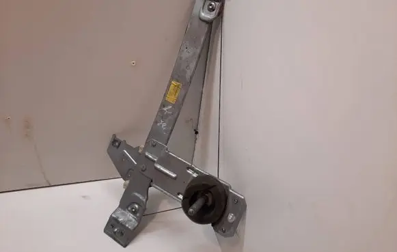 Rear door manual window regulator