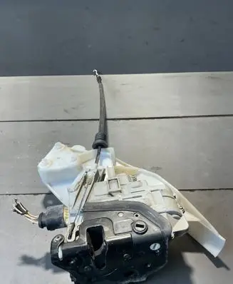 Volkswagen PASSAT B6 Rear door lock 3C4839016A