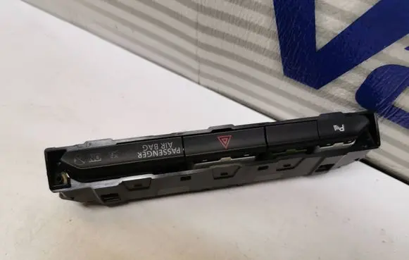 Volkswagen PASSAT B8 Hazard light switch 3G1853770A 13007900