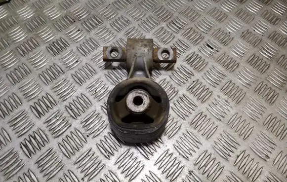 Honda CR-V Engine mount bracket