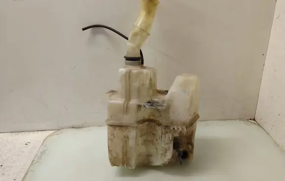 Volvo V70 Windshield washer fluid reservoir/tank 