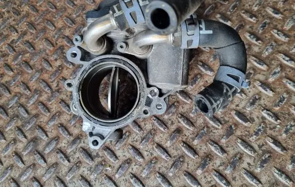 Volkswagen Golf VII Throttle valve 04L128063N