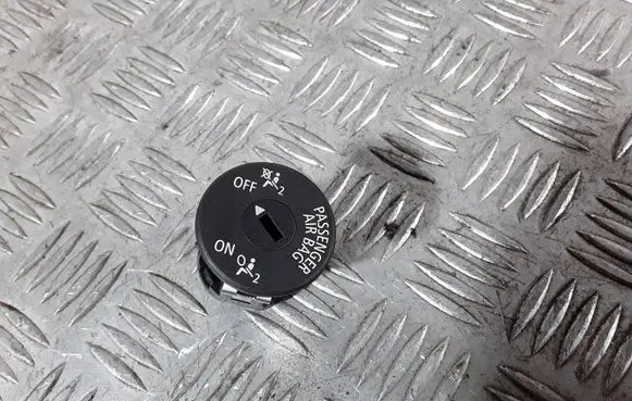 Passenger airbag on/off switch