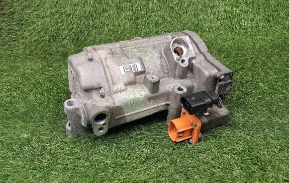 Volkswagen Jetta VI Air conditioning (A/C) compressor (pump) 5C0820803F 0422000582
