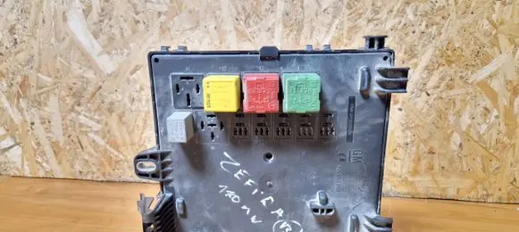 Opel Zafira B Fuse module 13205776