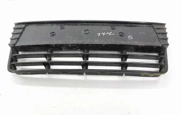 Ford Focus Front bumper lower grill BM5117K945E