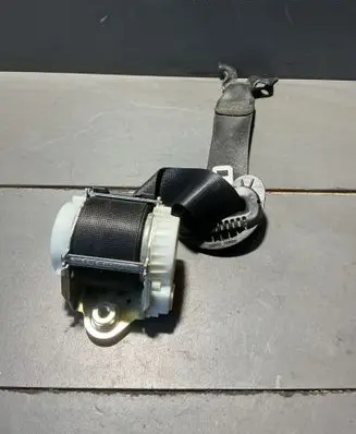 BMW 1 E81 E87 Front seatbelt 33059848