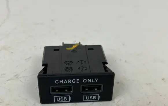 Maserati Levante USB socket connector 670037782