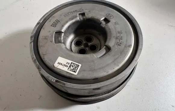 BMW 2 F46 Crankshaft pulley 8687695