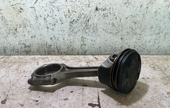 Maserati Ghibli Piston with connecting rod 