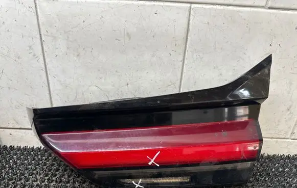 Tailgate rear/tail lights