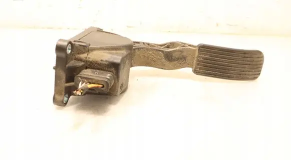 Accelerator throttle pedal