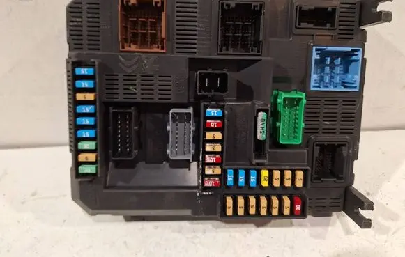 Citroen C4 II Picasso Fuse module 9819849680