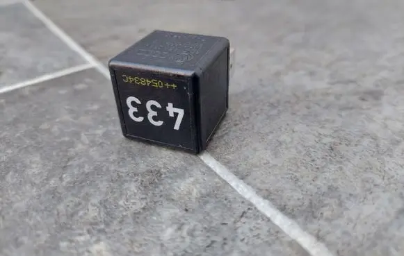 Volkswagen PASSAT B6 Hazard warning light relay 3D0951253A