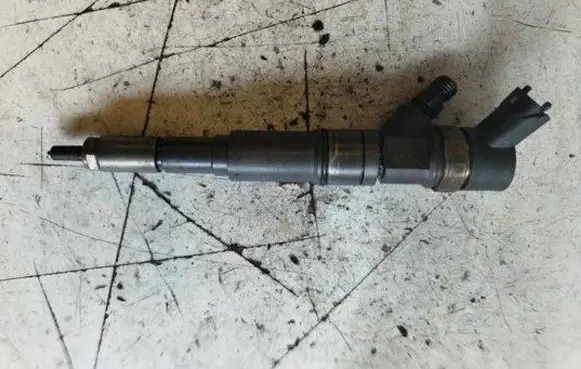 BMW 5 E39 Fuel injector 7785985 0986435094