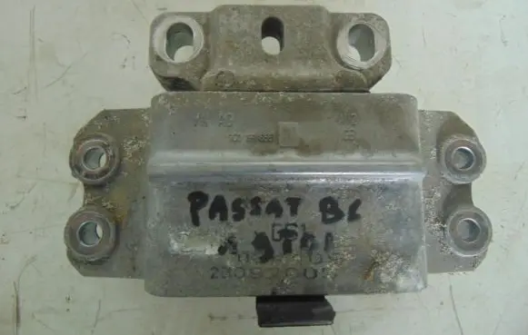 Volkswagen PASSAT B6 Engine mount bracket 3C0199555P