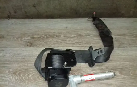 Middle seatbelt (rear)