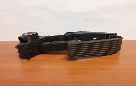 Mercedes-Benz S W220 Accelerator throttle pedal A2033010001 6943