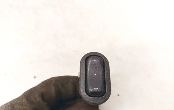 Opel Zafira A Electric window control switch 13363100