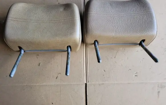 Volkswagen Jetta I Front seat headrest 161881921 191881903C