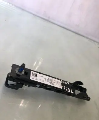 Tesla Model Y Seat belt adjustment rail 106813001b