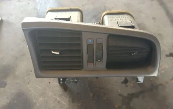 Nissan Primera Dash center air vent grill 687502F900
