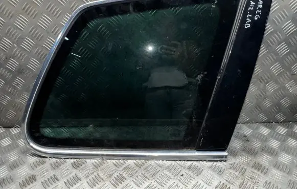 Volkswagen Touareg I Rear side window 7L6845298
