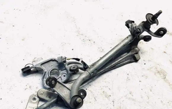 Honda CR-V Front wiper linkage and motor