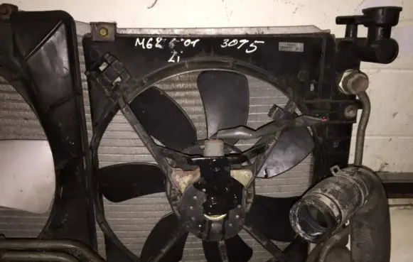 Mazda 626 Radiator cooling fan shroud