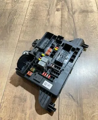 Opel Insignia A Fuse module 22737766 13454701715