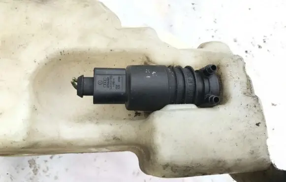 Volkswagen Golf IV Windscreen/windshield washer pump